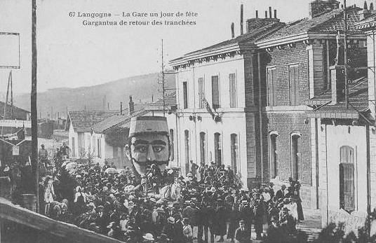 Carte postale ancienne : la gare un jour de fête, avec Gargantua de retour des tranchées