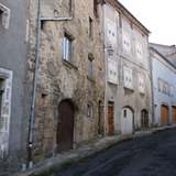 Rue haute et maisons anciennes